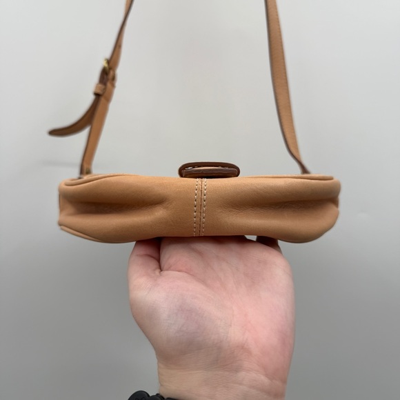 COACH Saddle Crossbody Bag Tan‎ Leather Buckle Flap Adjustable Strap - Picture 6 of 12